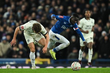 Peterborough United 'dan Gustav Lindgren ve Everton' dan Idrissa Gueye, 9 Ocak 2025 'te Goodison Park, Liverpool' da oynanan 3.