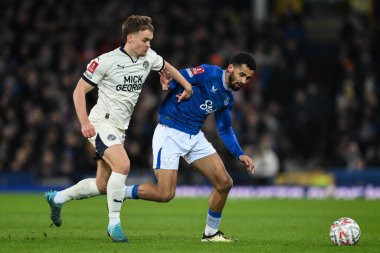 Everton 'dan Iliman Ndiaye, 9 Ocak 2025' te Goodison Park, Liverpool 'da oynanan 3. Dünya Kupası karşılaşmasında Peterborough United' tan Archie Collins 'i oyalarken topu ileri atıyor.