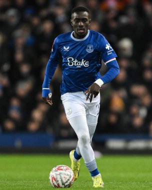Everton 'dan İdrissa Gueye, 9 Ocak 2025 tarihinde İngiltere' nin Liverpool kentinde Goodison Park 'ta oynanan 3.