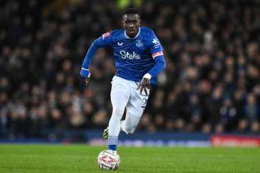 Everton 'dan İdrissa Gueye, 9 Ocak 2025 tarihinde İngiltere' nin Liverpool kentinde Goodison Park 'ta oynanan 3.