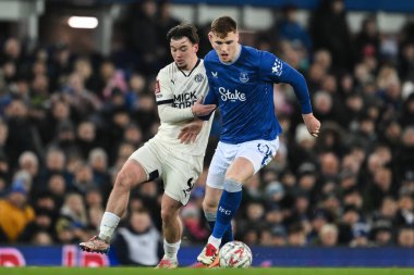 Everton 'dan Jake O' Brien, Birleşik Peterborough United takımından Chris Conn-Clarke 'ı 9 Ocak 2025' te Goodison Park, Liverpool 'da oynanan 3.