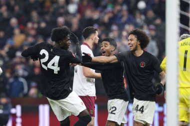 Aston Villa takımından Amadou Onana, 10 Ocak 2025 'te Birmingham, Villa Park' ta oynanan 3. Aston Villa-West Ham United karşılaşmasında 1-1 kazanma hedefini kutluyor.