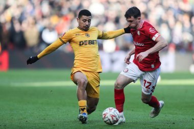 Wolverhampton Wanderers 'dan Andr, Bristol şehrinin başkenti Bristol' da 11 Ocak 2025 tarihinde oynanan Bristol FA Cup 3. tur karşılaşmasında Bristol City 'nin Wolverhampton Wanderers' a karşı oynadığı maçta Bristol City 'li Jason Knight' a baskı yapıyor.