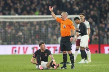 Aston Villa 'dan Ross Barkley hakem Tim Robinson, 10 Ocak 2025' te Birmingham, Villa Park 'ta oynanan Aston Villa-West Ham United üçüncü tur karşılaşmasında yardım çağrısında bulundu.