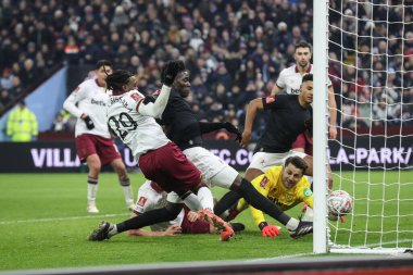 Aston Villa 'dan Amadou Onana, Birleşik Krallık' ın Birmingham kentindeki Villa Park 'ta oynanan 3. Aston Villa-West Ham karşılaşmasında 1-1 berabere kaldı.