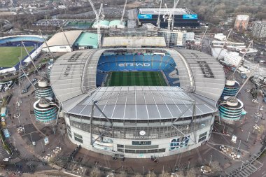 Etihad Stadyumu 'nun havadan görünüşü ve yeni Kuzey Standı inşaatı, 11 Ocak 2025 tarihinde Etihad' ın Etihad şehrinin Etihad Stadyumu 'nda Manchester City ile Salford City arasındaki 3. Raund karşılaşmasında 62.000' e yakın bir kapasiteye sahip olacak.