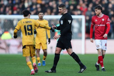 Hakem Robert Jones, 11 Ocak 2025 'te Ashton Gate, Bristol, İngiltere' de oynanan Bristol City-Wolverhampton Wanderers maçında yeniden başlama maçında yaşanan gecikmeler sonrasında Wolverhampton Wanderers takımından Rodrigo Gomes ile görüştü.