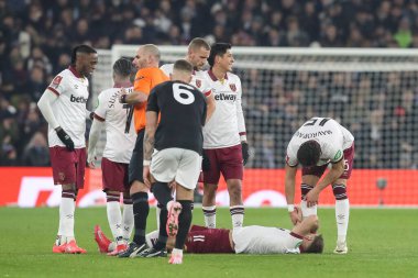 West Ham United takımından Niclas Fllkrug, 10 Ocak 2025 tarihinde Birmingham, Villa Park 'ta oynanan 3. tur karşılaşmasında sahada sakatlandı ve sakatlandı.
