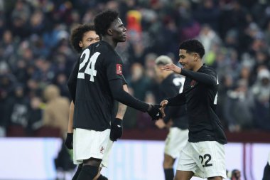 Aston Villa takımından Amadou Onana, 10 Ocak 2025 'te Birmingham, Villa Park' ta oynanan 3. Aston Villa-West Ham United karşılaşmasında 1-1 kazanma hedefini kutluyor.
