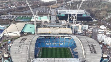 Etihad Stadyumu 'nun havadan görünüşü ve Etihad' ın kapasitesini 62.000 'e çıkaracak yeni Kuzey Standı inşaatı, Manchester City' nin Manchester 'daki Etihad Stadyumu' nda oynanan 3.