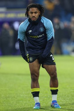 Harrogate Town 'dan Zico Asare, 11 Ocak 2025 tarihinde Birleşik Krallık' ın Leeds şehrinde oynanan 3. Lig karşılaşmasında oynanan Emirates FA Cup karşılaşmasında ısınma turunda