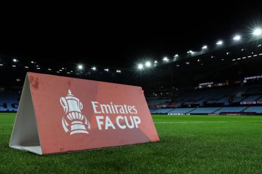 Birleşik Krallık 'ın Birmingham kentindeki Villa Park' ta oynanan 3. Lig karşılaşması öncesinde FA Cup 'ın sergilendiği Villa Park' ın genel bir görüntüsü.