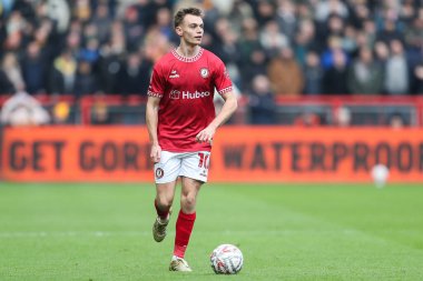 Bristol City 'den Scott Twine, 11 Ocak 2025 tarihinde İngiltere' nin Bristol şehrinde oynanan Bristol City - Wolverhampton Wanderers maçında top ile ilerliyor.