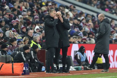 West Ham United 'ın baş antrenörü Graham Potter, 10 Ocak 2025' te Birmingham, Villa Park 'taki Aston Villa-West Ham United karşılaşmasında koçlarından biriyle görüşüyor.