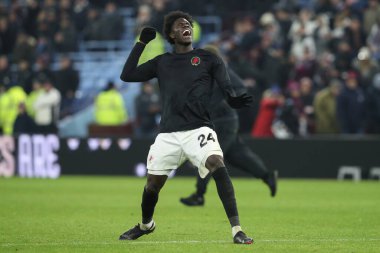 Aston Villa 'dan Amadou Onana, Emirates FA Cup 3. Raund karşılaşması sonrasında Villa taraftarlarıyla birlikte Villa Park, Birmingham, Birleşik Krallık' ta Aston Villa-West Ham United maçını kutluyor.