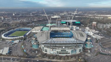 Etihad Stadyumu 'nun havadan görünüşü ve Etihad' ın kapasitesini 62.000 'e çıkaracak yeni Kuzey Standı inşaatı, Manchester City' nin Manchester 'daki Etihad Stadyumu' nda oynanan 3.