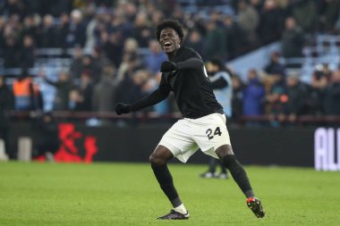 Aston Villa 'dan Amadou Onana, Emirates FA Cup 3. Raund karşılaşması sonrasında Villa taraftarlarıyla birlikte Villa Park, Birmingham, Birleşik Krallık' ta Aston Villa-West Ham United maçını kutluyor.