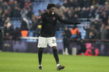 Aston Villa 'dan Amadou Onana, Emirates FA Cup 3. Raund karşılaşması sonrasında Villa taraftarlarıyla birlikte Villa Park, Birmingham, Birleşik Krallık' ta Aston Villa-West Ham United maçını kutluyor.