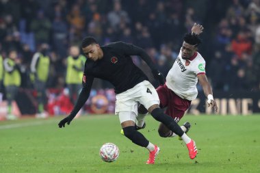 Batı Ham United takımından Muhammed Kudus, Aston Villa takımından Ezri Konsa 'yı, 10 Ocak 2025' te Birmingham 'daki Villa Park, Birmingham' da oynanan 3.
