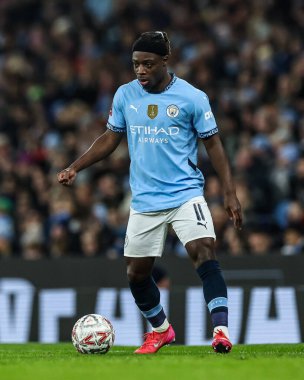 Manchester City 'den Jrmy Doku, 11 Ocak 2025 tarihinde Etihad Stadyumu' nda oynanan 3. tur Manchester City - Salford City karşılaşmasında topla hareket halinde.