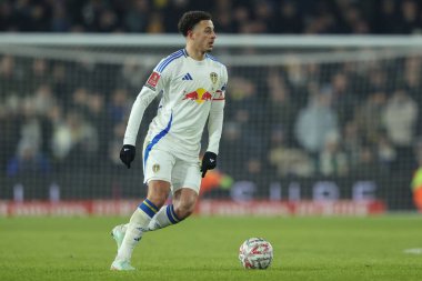 Leeds United takımından Ethan Ampadu, 11 Ocak 2025 tarihinde Birleşik Krallık 'ın Elland Road kentinde oynanan 3. Raundda oynanan Leeds United - Harrogate Town karşılaşmasında topla birlikte sahaya çıktı.