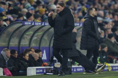 Leeds United 'ın Daniel Farke teknik direktörü, 11 Ocak 2025 tarihinde İngiltere' nin Leeds şehrinde oynanan 3. Lig Ligi karşılaşmasında antrenörlerinden birine sesleniyor.