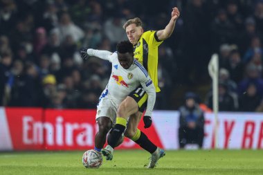 Leeds United takımından Wilfried Gnonto, 11 Ocak 2025 tarihinde İngiltere 'nin Leeds kentindeki Elland Road' da oynanan 3. Lig karşılaşmasında Harrogate Town 'dan James Daly ile karşılaştı.