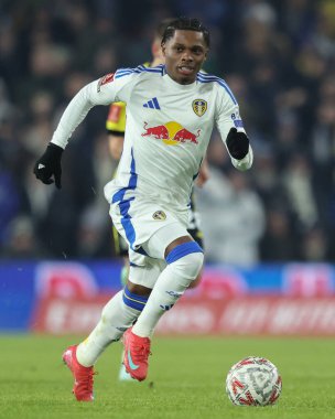 Leeds United takımından Largie Ramazani, 11 Ocak 2025 tarihinde Birleşik Krallık 'ın Leeds kentinde oynanan 3. Rauntluk Leeds United - Harrogate Town karşılaşmasında topu bırakıyor.