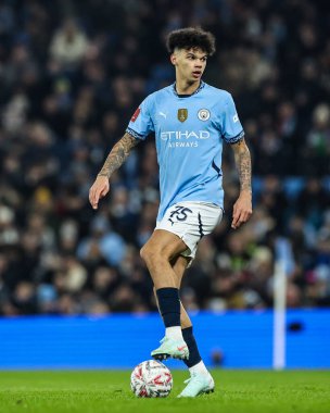 Manchester City 'den Nico O' Reilly, 11 Ocak 2025 tarihinde Etihad Stadyumu 'nda oynanan 3. tur Manchester City - Salford City karşılaşmasında topu kontrol ediyor.