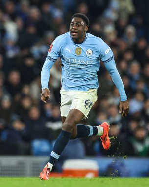 Manchester City 'den Divin Mübama, 11 Ocak 2025 tarihinde İngiltere' nin Etihad Stadyumu 'nda oynanan 3.