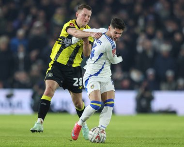 Leeds United 'lı Malikane Solomon, 11 Ocak 2025 tarihinde Birleşik Krallık' ın Leeds şehrinde oynanan 3. Leeds United - Harrogate maçında Harrogate Town maçında Harrogate Town 'dan Bryn Morris' e faul yaptı.