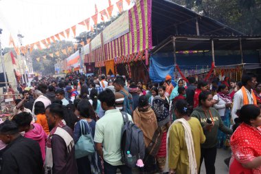 11 Ocak 2025 'te Hindistan' ın Kolkata kentindeki Gangasagar mela transit kampında seyyahlar. Binlerce Hindu hacı Gangasagar 'daki geleneksel kutsal dalışa hazırlanıyor. 
