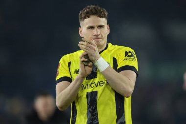 Harrogate Town 'dan Toby Sims, 11 Ocak 2025 tarihinde Elland Road, Leeds, İngiltere' de oynanan Emirates FA Cup 3. Raund karşılaşmasında taraftarları alkışlıyor.