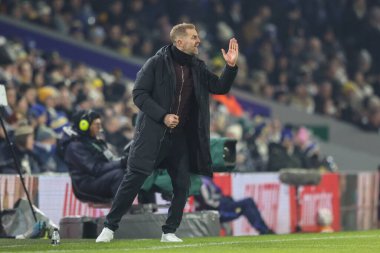 Harrogate Town 'dan Simon Weaver, 11 Ocak 2025 tarihinde Birleşik Krallık' ın Leeds şehrinde oynanan 3. Raund Leeds United - Harrogate Town karşılaşmasında takım komutanlarına talimat verir.