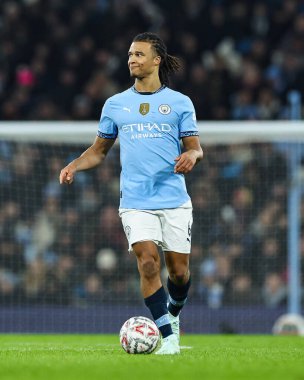 Manchester City 'den Nathan Ak, 11 Ocak 2025 tarihinde Etihad Stadyumu' nda oynanan 3. tur Manchester City - Salford City karşılaşmasında topla hareket halinde.