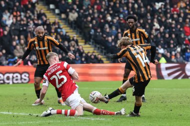 Doncaster Rovers 'dan Jay McGrath, Hull City' den Harry Vaughan 'ın 12 Ocak 2025' te MKM Stadyumu 'ndaki Hull City Doncaster Rovers' a karşı oynanan 3.