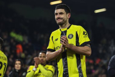 Harrogate Town 'dan Anthony O' Connor, 11 Ocak 2025 tarihinde İngiltere 'nin Leeds kentinde oynanan Emirates FA Cup 3. Raund karşılaşmasında taraftarları alkışlıyor.