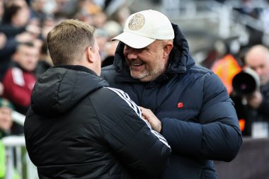 Newcastle United 'ın Eddie Howe Yöneticisi ve Bromley' nin Andy Woodman Yöneticisi, 12 Ocak 2025 tarihinde Birleşik Krallık 'taki St. James' s Park, Newcastle 'da oynanan 3.