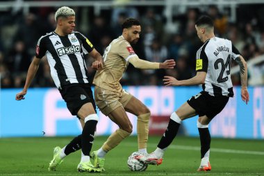 Newcastle United takımından Miguel Almirn, 12 Ocak 2025 tarihinde Birleşik Krallık 'ın Newcastle Park kentinde oynanan 3. tur karşılaşmasında Bromley' den Corey Whitely 'i yendi.