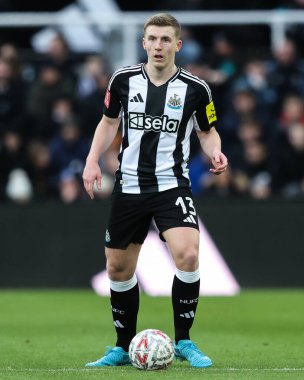 Newcastle United takımından Matt Targett, 12 Ocak 2025 tarihinde Birleşik Krallık, Newcastle 'daki St. James' s Park 'ta oynanan 3.