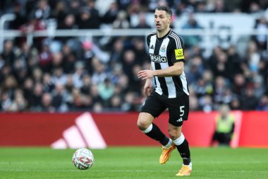 Newcastle United takımından Fabian Schr, 12 Ocak 2025 tarihinde Birleşik Krallık, Newcastle 'daki St. James' s Park 'ta oynanan 3.