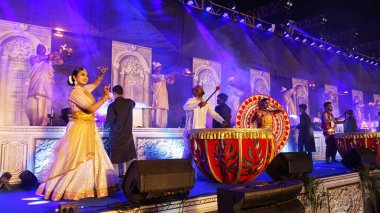 Sanatçı, 12 Ocak 2025 'te Kolkata' nın yaklaşık 150 km güneyindeki Sagar Adası 'ndaki kutsal Gangasagar Mela festivali vesilesiyle deniz kenarında dans etti. 