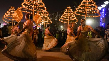 Sanatçı, 12 Ocak 2025 'te Kolkata' nın yaklaşık 150 km güneyindeki Sagar Adası 'ndaki kutsal Gangasagar Mela festivali vesilesiyle deniz kenarında dans etti. 