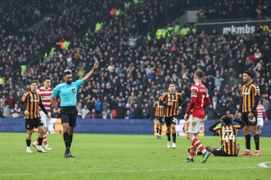 Hakem Sunny Sukhvir Gill, 12 Ocak 2025 tarihinde MKM Stadyumu 'nda oynanan Emirates FA Cup 3. tur karşılaşmasında Doncaster Rovers' a karşı Teddy Sharman-Lowe 'a sarı kart verdi.