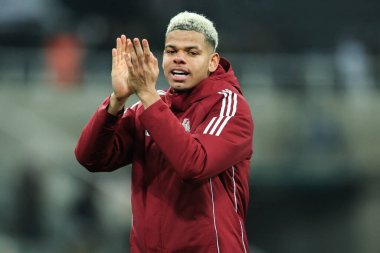 Newcastle United takımından William Osula, 12 Ocak 2025 tarihinde İngiltere 'nin Newcastle kenti St. James' s Park 'ta oynanan 3. tur karşılaşması Newcastle United - Bromley FC karşılaşmasının ardından ev sahibi taraftarları alkışlıyor.