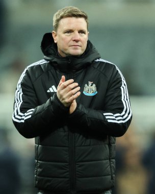 Newcastle United 'ın Eddie Howe Müdürü, 12 Ocak 2025 tarihinde Birleşik Krallık, Newcastle' daki St. James 's Park' ta oynanan 3. tur karşılaşması Newcastle United - Bromley FC karşılaşmasının ardından ev sahibi taraftarları alkışlıyor.