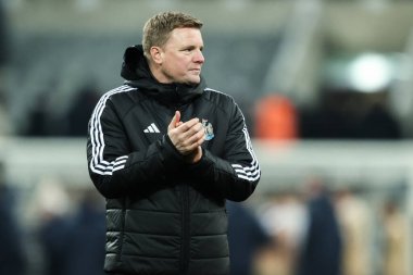 Newcastle United 'ın Eddie Howe Müdürü, 12 Ocak 2025 tarihinde Birleşik Krallık, Newcastle' daki St. James 's Park' ta oynanan 3. tur karşılaşması Newcastle United - Bromley FC karşılaşmasının ardından ev sahibi taraftarları alkışlıyor.