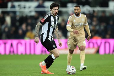 Newcastle United takımından Sandro Tonali, 12 Ocak 2025 tarihinde Birleşik Krallık, Newcastle 'daki St. James' s Park 'ta oynanan 3.