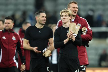 Newcastle United takımından Anthony Gordon, 12 Ocak 2025 tarihinde İngiltere 'nin Newcastle kentindeki St. James' s Park 'ta oynanan 3. tur karşılaşması Newcastle United - Bromley FC karşılaşması sonrasında ev sahibi taraftarları alkışlıyor.