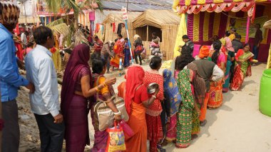 Hindu müritler, 13 Ocak 2025 'te Kolkata' nın yaklaşık 150 km güneyindeki Gangasagar Adası 'nda bedava yiyecek toplamak için sıraya girerler. 